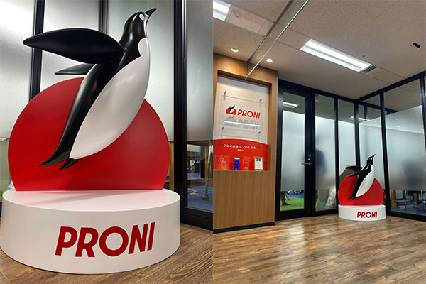 PRONI株式会社様のご依頼で、企業ロゴの立体オブジェを製作させていただきました。オフィス入り口前に設置されております。