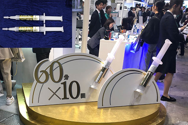 株式会社ジーシー様のご依頼でシリンジの１メートルサイズ拡大模型を製作させていただきました。展示会等でご活用いただいております。